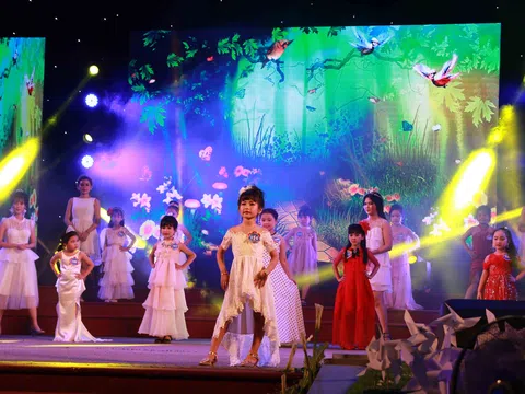 Gần 100 “người mẫu nhí” tại Huế đọ dáng trên sân khấu